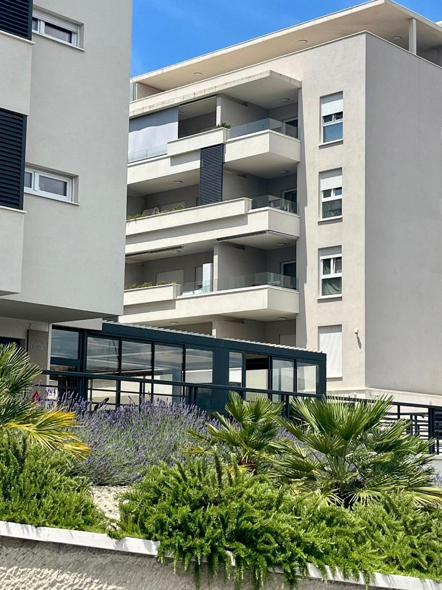 Luxury Apartment Rinos - Free Garage Parking สปลิท ภายนอก รูปภาพ